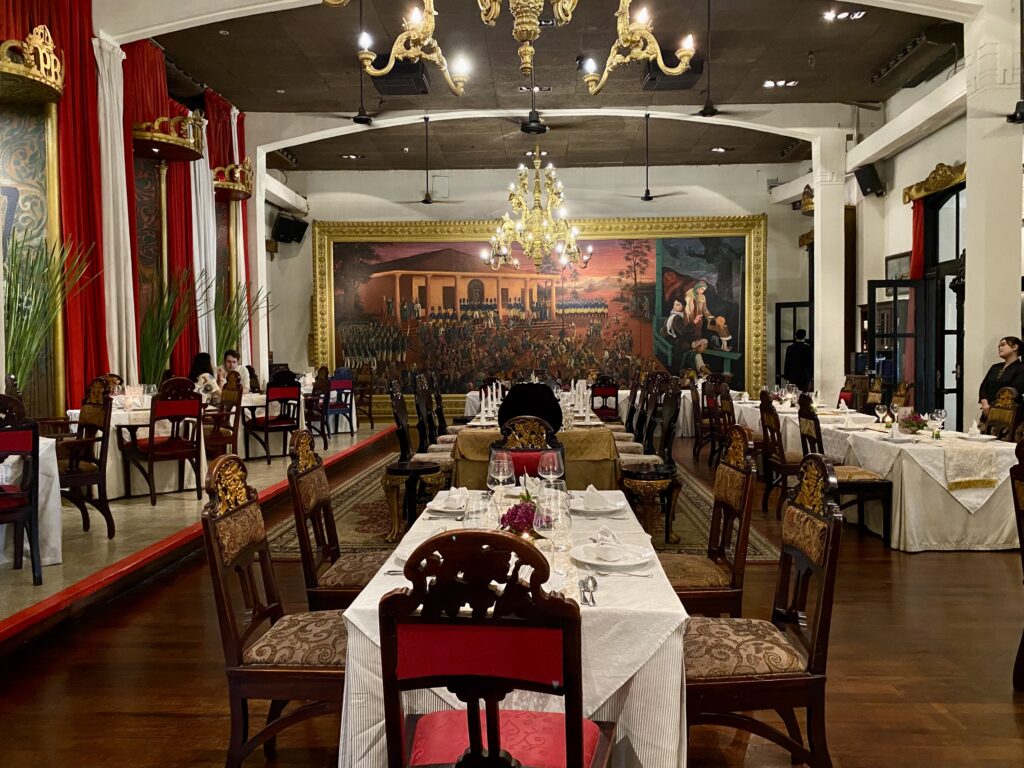 老舗トゥグの美食と夜景を堪能。走る2階建レストラン|Open Dining
